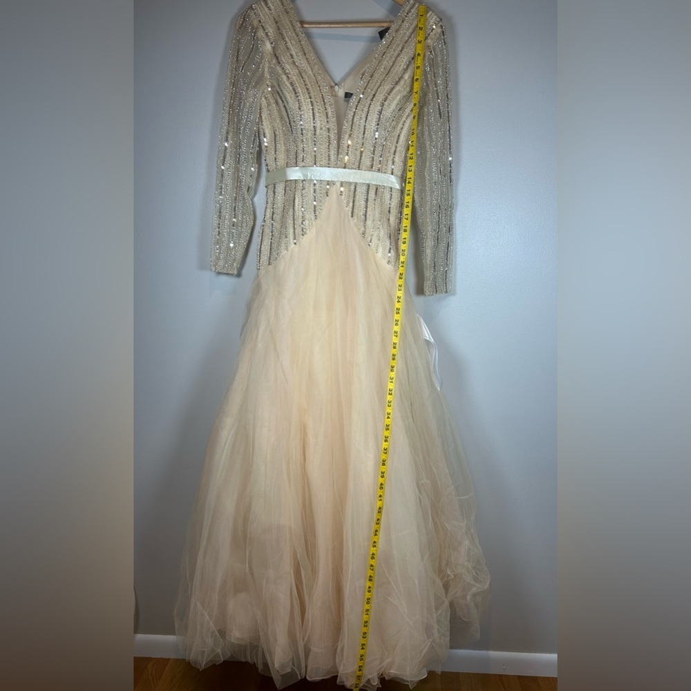 BASIX BLACK LABEL LONG SLEEVE SEQUINED GOWN IN CHAMPAGNE SIZE 6 - Picture 13 of 17